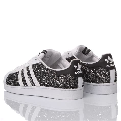 Schwarze adidas Superstar 